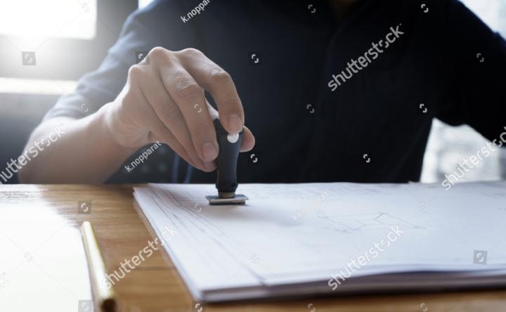 Arquitecto sellando proyecto o licencia Arquitecto sellando proyecto o licencia